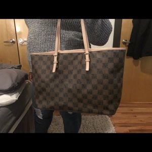 Micheal Kors checkered print purse. Good condition